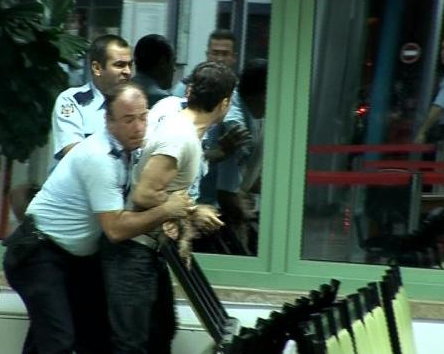 Uçağı kaçırınca uçan tekme attı - Resim: 4