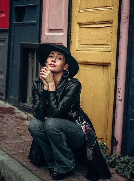 Survivor Berna Canbeldek iç çamaşırlı pozuyla 'Evde kal' çağrısı yaptı - Resim: 2