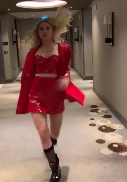 Aleyna Tilki yine olay! Yılbaşı gecesi kırmızı mini elbisesi ile büyüledi - Resim: 2