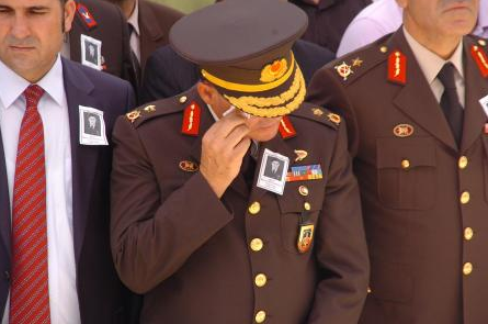 Şehit cenazesinde ağladı - Resim: 1