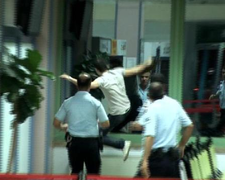 Uçağı kaçırınca uçan tekme attı - Resim: 1