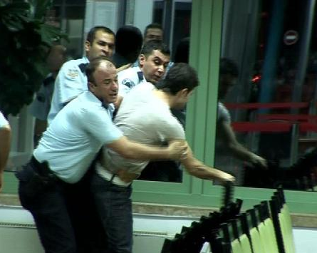 Uçağı kaçırınca uçan tekme attı - Resim: 3