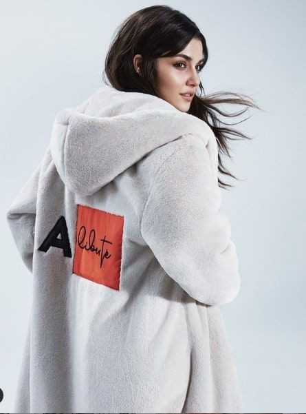 Karda sütyenle Hande Erçel önce paylaştı sonra sildi şortlu pozu da olaydı - Resim: 4