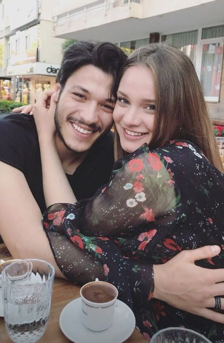 1,5 yıl saklamışlardı! Çukur'un Celasun'u aşkını ilan etti - Resim: 1