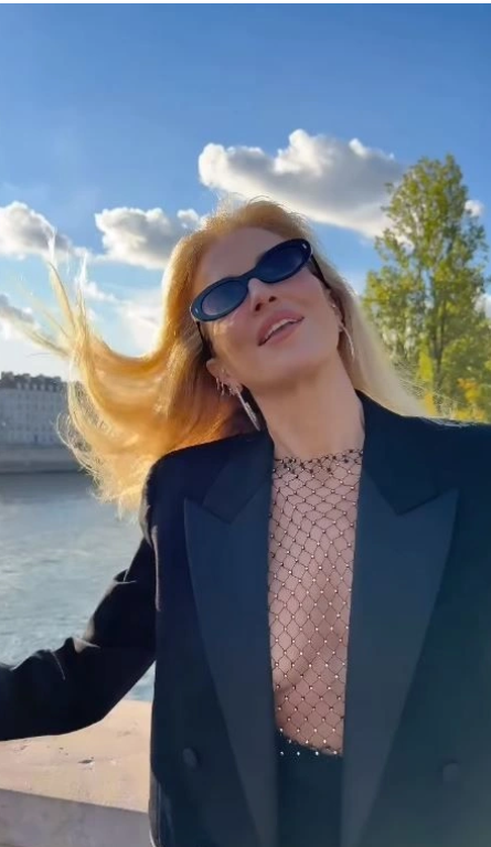 Ceketini giydi dışarı çıktı sütyensiz kombini olay oldu! - Resim: 2