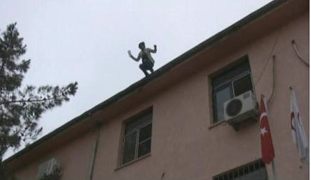 Üçüncü kattan böyle atladı - Resim: 1