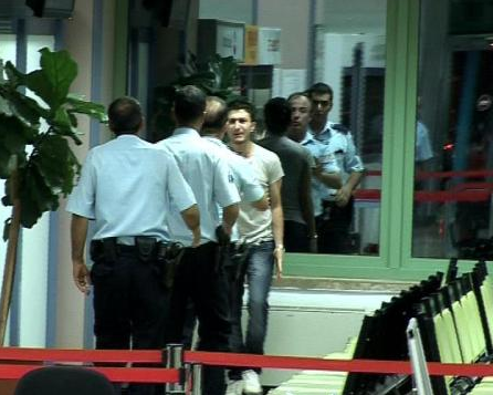 Uçağı kaçırınca uçan tekme attı - Resim: 2