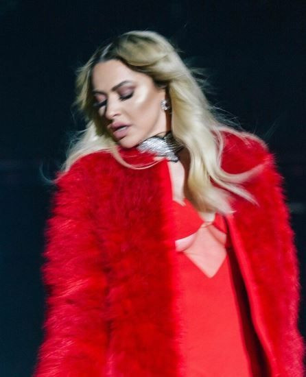 Hadise son konserinde giydiği kırmızı kıyafet ile gündem oldu: Geceliğe benzetildi - Resim: 3