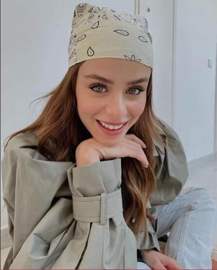 İlayda Alişan'ın son halini takipçileri beğenmedi! Doğal saçlarını siyaha boyatınca... - Resim: 1