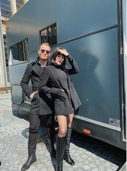 Hande Erçel derin yırtmaçlı elbisesiyle pozunu paylaştı Kerem Bürsin yorumladı - Resim: 4