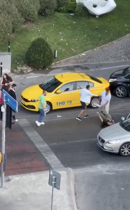 Trafikte tekme ve tokatlar havada uçuştu! Beyoğlu'nda taksici ve yabancı uyruklu kadınlar birbirine girdi - Resim: 3