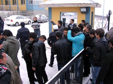 Köylüler üniversiteyi bastı - Resim: 2