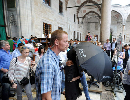 Madonna çorapları ve başörtüsüyle camide! - Resim: 3