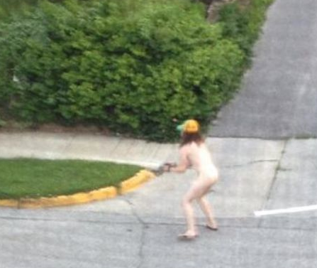 Çırılçıplak kampüse girmeye çalışınca... - Resim: 4