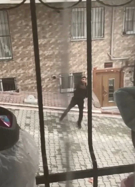 Bıçaklı saldırgan sokak sokak gezip 10 kişiyi bıçakladı! Esenyurt'taki dehşetin nedeni belli oldu - Resim: 2