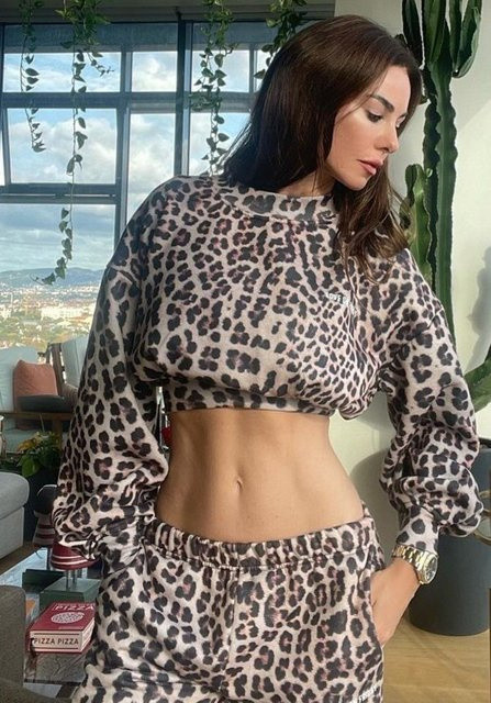 Defne Samyeli ev halini paylaştı leoparlı kombiniyle nefes kesti! - Resim: 0