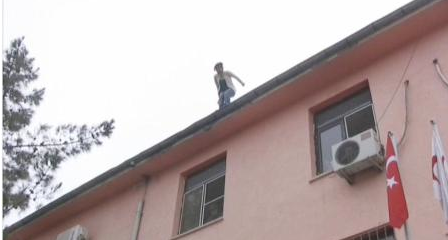 Üçüncü kattan böyle atladı - Resim: 3