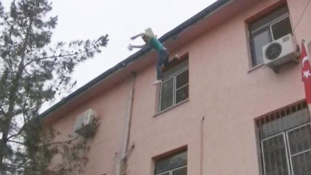 Babam için deyip çatıdan atladı - Resim: 4