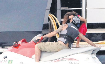 Sevgilisi ile öpüşürken böyle yakalandı - Resim: 1