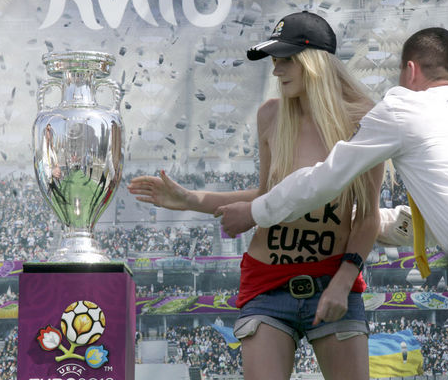 FEMEN kızları bu kez kupaya saldırdı! - Resim: 1