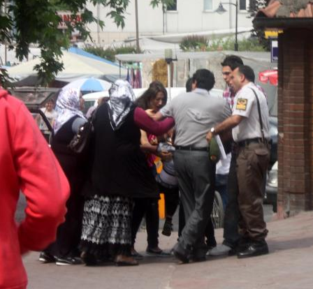 Göz göre göre çocuğunu kaçıracaklardı - Resim: 3