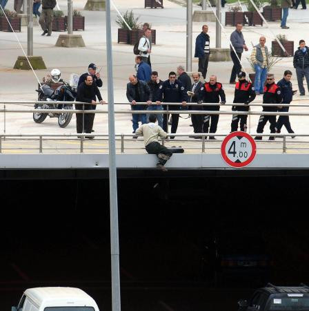 İntiharcıyı havada yakaladı! - Resim: 1