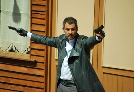 Ünlü oyuncu sette ölümden döndü - Resim: 3