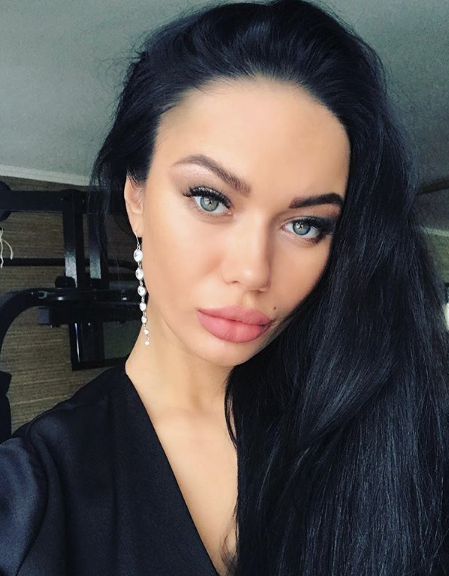 Müstehcen paylaşımları yüzünden takipçileriyle başı dertte  - Resim: 1