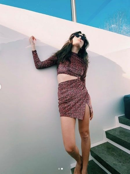 'Güneşle bağı olan el kaldırsın' diyen Hande Erçel mini etekli haliyle büyüledi - Resim: 4