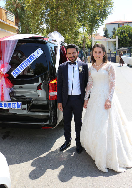 Gelinliğiyle oy kullandı 'Aşk ittifakı'yla salondan ayrıldı - Resim: 3