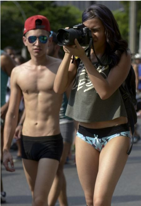 Çıplak eylemlere bir yenisi daha eklendi - Resim: 3