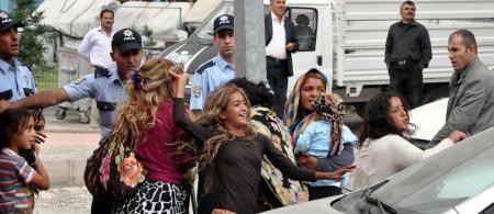 Gözaltını soyunarak protesto etti - Resim: 4