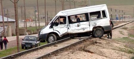 Tren minibüsü böyle biçti! - Resim: 2