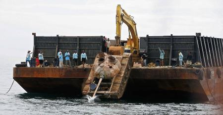 Çin malı tankları denize attılar - Resim: 2