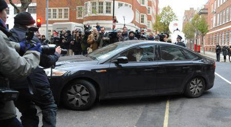 Wikileaks'ın sahibinin tutuklanma anı - Resim: 4