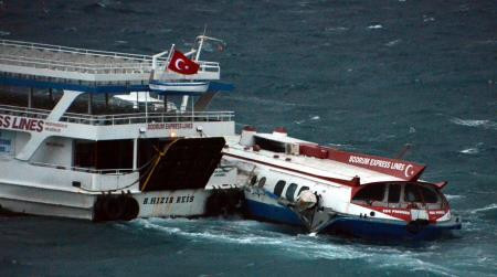 Deniz otobüsü karaya sürüklendi! - Resim: 1