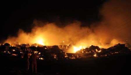 Askeri araç taşıyan tırlara saldırı - Resim: 3