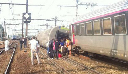 Tren raydan çıktı:7 ölü - Resim: 3