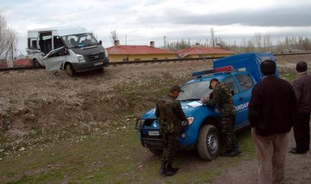 Tren minibüsü böyle biçti! - Resim: 3