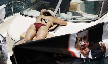 Erdoğan'a bikinili kız protestosu! - Resim: 1