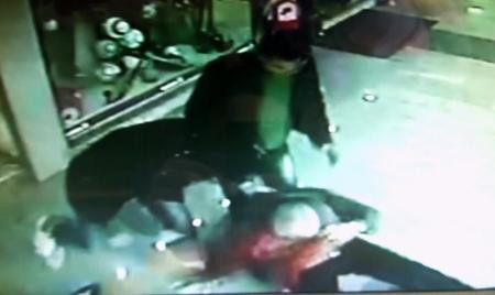 Gazeteciye dayak kamerada - Resim: 2