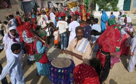 Baba çocuğunu "aç timsahların" önüne bıraktı!  - Resim: 2