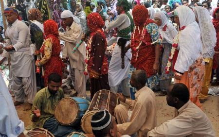 Baba çocuğunu "aç timsahların" önüne bıraktı!  - Resim: 4