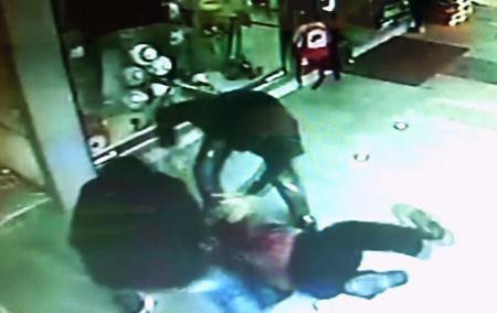 Gazeteciye dayak kamerada - Resim: 3