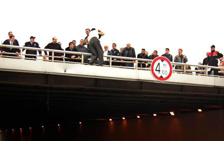 İntiharcıyı havada yakaladı! - Resim: 3