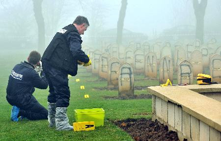 Müslüman mezarlığına saldırı - Resim: 4