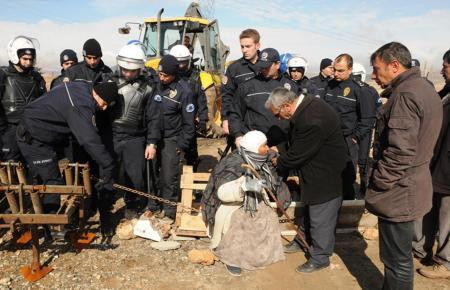 Evi  yıkılmasın diye böyle direndi! - Resim: 1