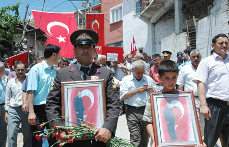Şehit Uzman Çavuş toprağa verildi - Resim: 1