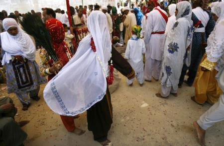Baba çocuğunu "aç timsahların" önüne bıraktı!  - Resim: 1