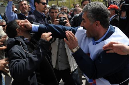 1 Mayıs kutlamalarına kan bulaştı - Resim: 2